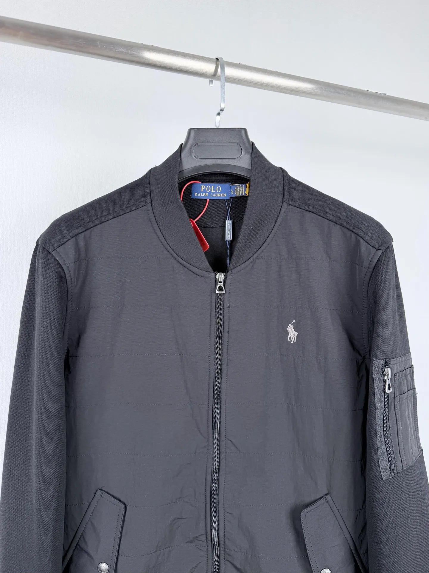 Ralph Lauren/Ralph Lauren cotton-padded jacket with baseball collar with logo. Customized cloud-like double-sided velvet. Excellent texture. Comfortable and close to the skin. The matte obsidian black on the front exudes an innate sense of luxury. The micro-velvet touch on the reverse hides the temperature. The layers of black appear on their own. The front groove is quilted with military-grade wiring to outline the three-dimensional skeleton. The delicate pony logo embellishes the chest. It is low-key and powerful. The hidden pocket on the left sleeve hides the edge. The collar and chain linkage layering design is effortlessly advanced. The golden ratio of lightness and warmth, warm but not heavy, heavy but not stiff. Process 1: Adopt imported machine embroidery technology. Use advanced computer control system and precision mechanical components to achieve the iconic pony embroidery operation with high precision and smooth and delicate lines. Process 2: Needle and shuttle splicing technology can make full use of the respective advantages of knitted fabrics and woven fabrics. By choosing the appropriate sewing process and stitches, the splicing parts can be ensured to be strong and beautiful. Process 3: Template machine bag opening. The preset template guides the position of opening the bag. The accuracy of shape and size ensures the quality of the bag opening effect. Accessories: Customized 1:1 Ralph Lauren snap button Customized 1:1 Ralph Lauren zipper Customized 1:1 Ralph Lauren trademark Version: Loose version Size: S M L XL